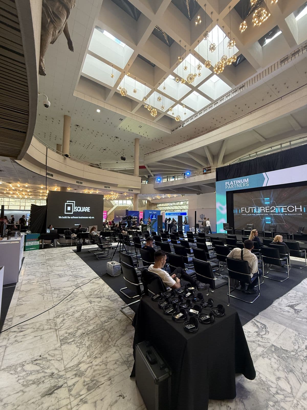 La sala di Future2Tech 2026 al Pallati i Kongreseve, con il palco principale e il nostro schermo