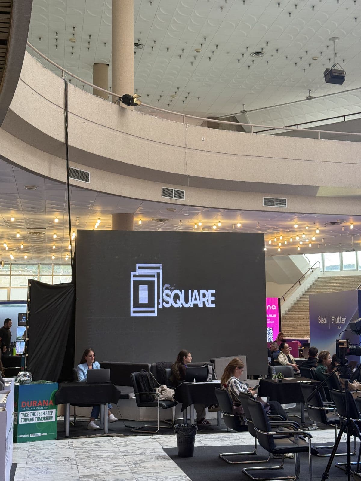 Lo schermo di Square Software nella sala principale del Pallati i Kongreseve durante Future2Tech 2026