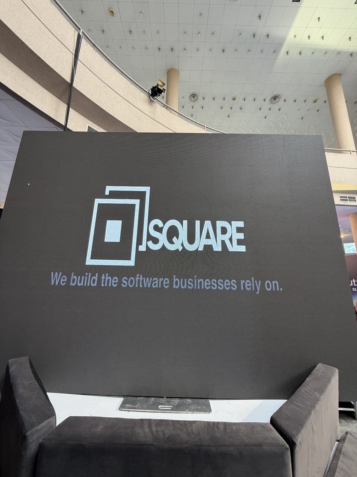 Il logo di Square Software e il suo motto sullo schermo di Future2Tech 2026